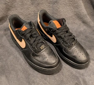Nike Air Force One, negro con Swoosh naranja claro. Talla 5,5 para mujer - Imagen 1 de 8