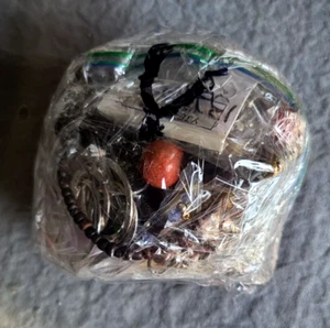 V Vintage bis jetzt Schmuck Wundertüte einige neu mit Etikett alle tragbar 1 Pfund + - Bild 1 von 7