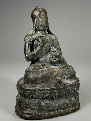 Figura de bronce del Tíbet de un monje en la orden religiosa budista Gelug aprox. siglo XIX. Foto 1 de 4
