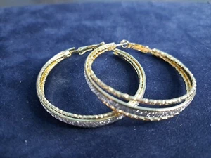 Pendientes de aro perforados en tono dorado brillante - Imagen 1 de 4