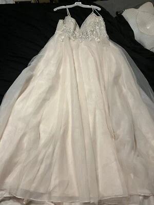 Vestido de novia Galina Signature Line de David’s Bridal  Foto 1 de 3