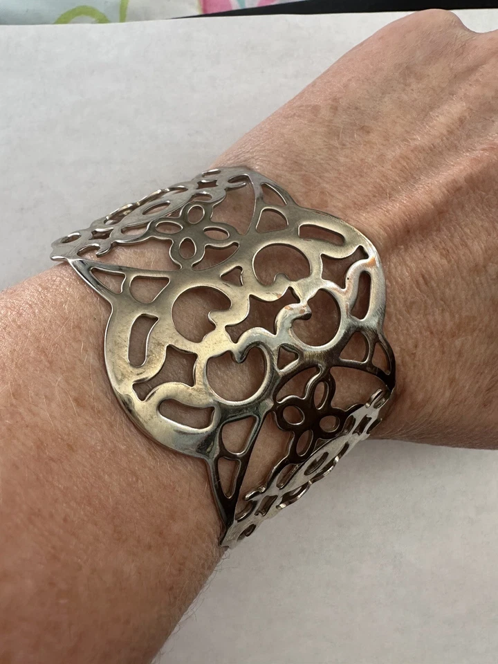 Brazalete de filigrana tono plata vintage Lia Sophia "tul" 7,5”, 2,1” de ancho Foto 1 de 4