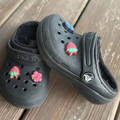 Crocs para niños talla C7 niño pequeño, negro, forrado de lana Foto 1 de 4