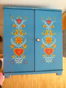 Kinder- oder Puppen-Schrank ‚Kibri‘ - zweitüriges Schränkchen, bäuerlich bemalt - Bild 1 von 9