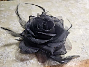 VINTAGE-BLUMENBROSCHE-SCHWARZE ROSE-HANDGEMACHT GROSS 6" STOFF & FEDERN - Bild 1 von 5