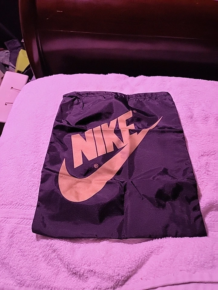 Nuevo bolso nike negro y dorado con cordones Foto 1 de 1