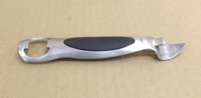 Abridor de botellas de acero OXO y perforador de latas con mango de agarre suave Foto 1 de 4