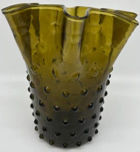 Vaso in vetro Art Deco ~ Ambra scura ~ Vintage ~ 81/2" alto ~ Smerlato ~ Texturizzato con urti - Foto 1 di 6
