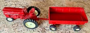 ERTL International Harvester Tractor & Grain Wagon, Collectible [e-10] - Picture 1 of 16