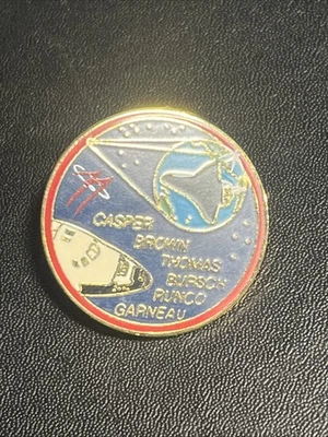 Pin de solapa de misión Endeavour del transbordador espacial NASA STS-77 Foto 1 de 4