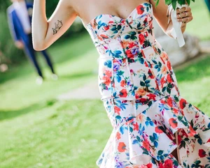 Vestido estampado floral con capas de volantes en cascada 38832 JOVANI - Imagen 1 de 7