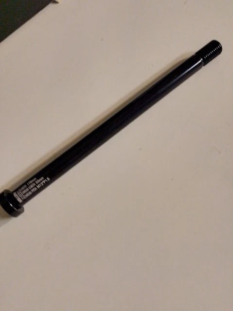 perno passante posteriore mtb diam 12mm lunghezza 178mm di cui 20mm filetto 1,5 - Immagine 1 di 4