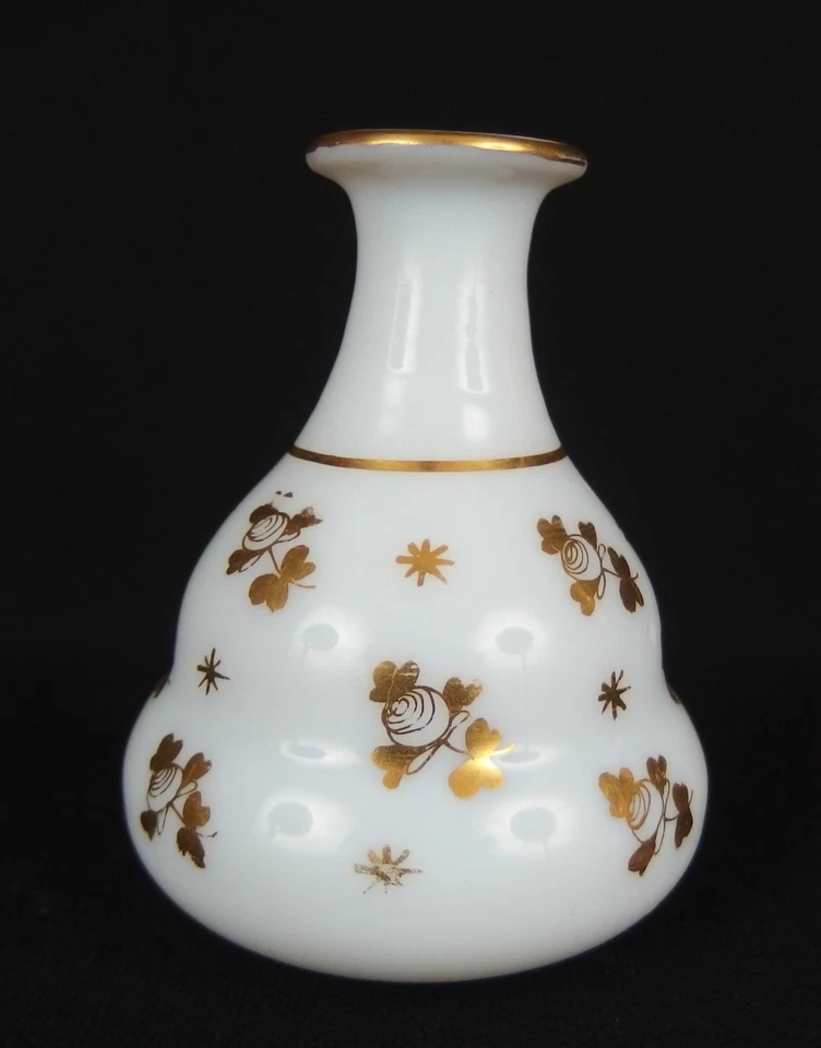 ancien petit flacon en opaline blanche décor de fleurs dorées 19ème french glass - Photo 1/1