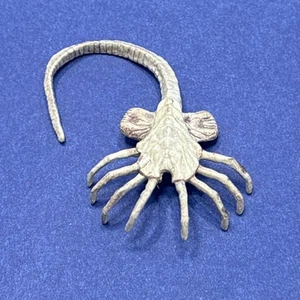 NECA Aliens Beige Facehugger Cola Rizada - Imagen 1 de 3
