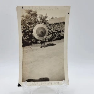 Foto antigua mujer joven desnuda detrás del paraguas 1924 Aberdeen Dakota del Sur - Imagen 1 de 2