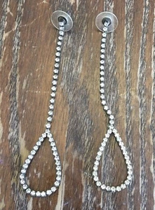 Pendientes largos lineales de diamantes de imitación transparentes de plata envejecida vintage con lágrimas de pera abierta - Imagen 1 de 3