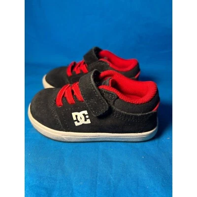 Tênis DC Toddler Crisis preto e vermelho camurça borracha tamanho 5 - Imagem 1 de 4