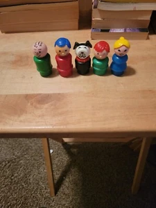 Vintage Fisher Price Little People 5er Familie: Papa/Mama/Junge/Mädchen/Hund - Bild 1 von 3