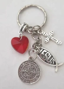 Llavero colgante religioso san Benito 2 dijes vidrio rojo corazón colgante dije - Imagen 1 de 3