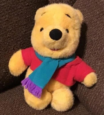Disney Mattel Winnie The Pooh 1999 peluche juguete 8" bufanda verde camisa roja  Foto 1 de 4