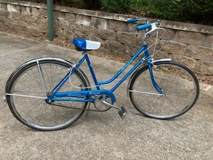 VINTAGE 1971 SCHWINN BREEZE 24" LADIES BIKE --BLUE - Picture 1 of 9