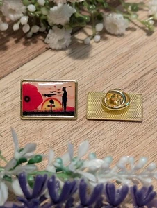 Poppies Pin Badge Lest we forget Memorial Armed Forces - Picture 1 of 1