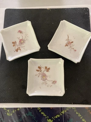 Vienna Leonard Cuadrado Porcelana Floral Sal/Especias Pat Austria Juego de Tres (3) Foto 1 de 3