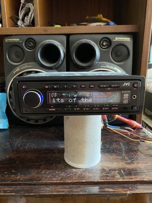 JVC KD-SH77R - ALTA QUALITÀ - Old School Car Stereo CD Radio Lettore AUX - Immagine 1 di 4