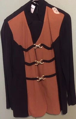 Chaqueta de traje de manga larga negra y marrón con cierres dorados y hombreras y pantalón de traje Foto 1 de 4