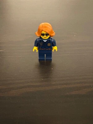 Minifigura Lego oficial de policía femenina Foto 1 de 2