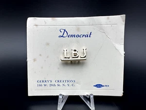 1960 LBJ LYNDON BANES JOHNSON FOR VICE PRESIDENT PIN ON ORIGINAL CARD - L584 - Picture 1 of 4