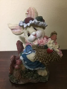 Hase Kaninchen hält Korb mit Blumen Figur-Harz 4,5" blaues Kleid  - Bild 1 von 4
