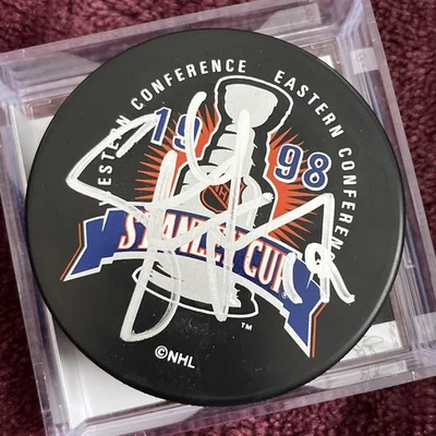 STEVE YZERMAN SIGNED 1998 STANLEY CUP OFFICIAL GAME PUCK JSA - Image 1 of 3