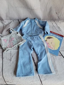 American Girl Puppe Just Like You Trainingsanzug Outfit Tank Top Jacke Hose Buch - Bild 1 von 8