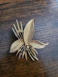 Crown Trifari Wheat and Leaf Gold Tone Brooch - Picture 1 of 5