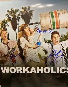 Foto autógrafa firmada por ADAM DEVINE, DIFFERENT HOLM, BLAKE ANDERSON ADICTOS AL TRABAJO 8X10 - Imagen 1 de 1