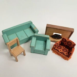 Lote de 5 piezas de colección muebles de casa de muñecas sofá chimenea silla de madera azulada - Imagen 1 de 18