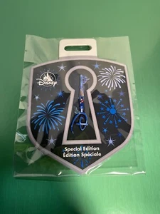 Key Pin Fantasia Sorcerer Mickey 80th Anniversary Disney Store Special Edition - Picture 1 of 2