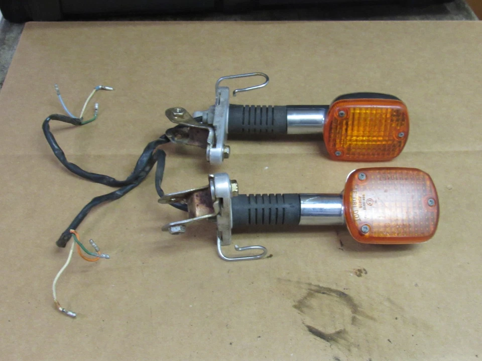 1984 Honda VF700C Magna Front Turn Signals - Image 1 of 4