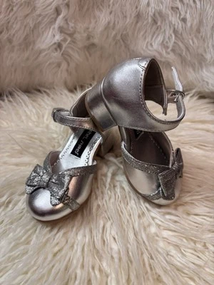 🔥🔥🔥 NUEVO Zapatos Rachel Niñas Plata Brillo con Lazo - Talla 6 ENVÍO GRATUITO🔥 Foto 1 de 4