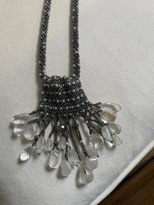 Collar de Chico. Medallón gota de cristal transparente gris y blanco con cuentas. 16" longitud Foto 1 de 4