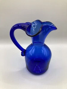 Vintage ArtGlass Handblown Cobalt Blue Pitcher/Vase Ruffled Rim Applied Handle - Bild 1 von 4
