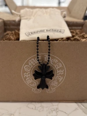 Collar Colgante Cruz Silicona Negro Corazones Cromo Embalaje Completo 100 Auténtico Foto 1 de 4