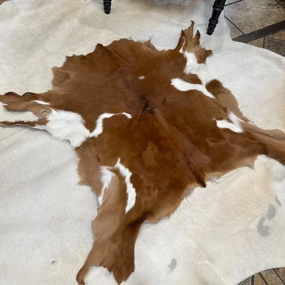 Alfombra de piel de becerro real Avetco blanca y marrón piel tono exótico #C10 - 30-33" x 24-27" Foto 1 de 4
