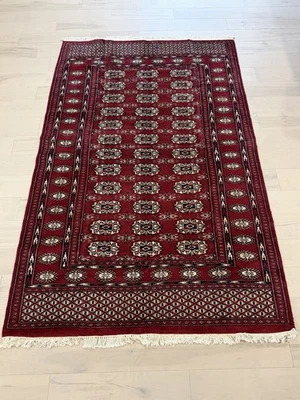 Alfombra de lana Bokhara paquistaní anudada a mano 4’x6’ Amici Star roja Foto 1 de 4