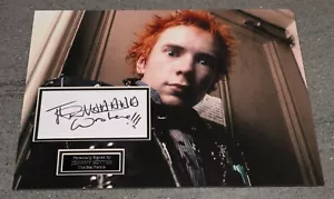 Johnny Rotten John Lydon Montaje Foto Firmado a Mano 16x12 Genuino Pistolas Sexuales Regalo - Imagen 1 de 3
