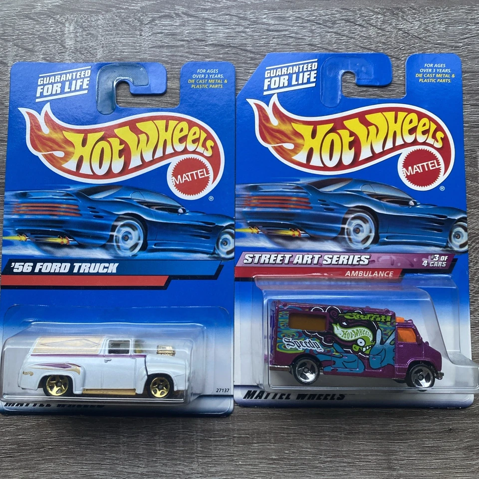 Camión Ford Hot Wheels 56, lote de dos ambulancia de arte callejero púrpura  Foto 1 de 3