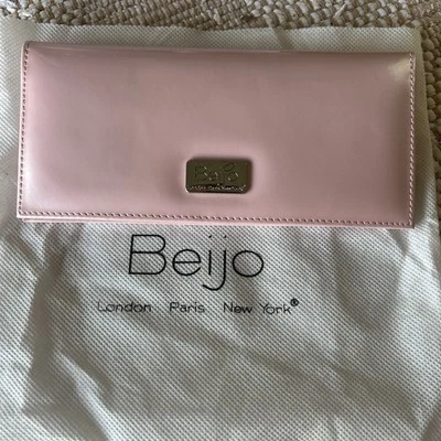 Tarjetero y tapa antipolvo Beijo Uptown rosa clutch  Foto 1 de 4