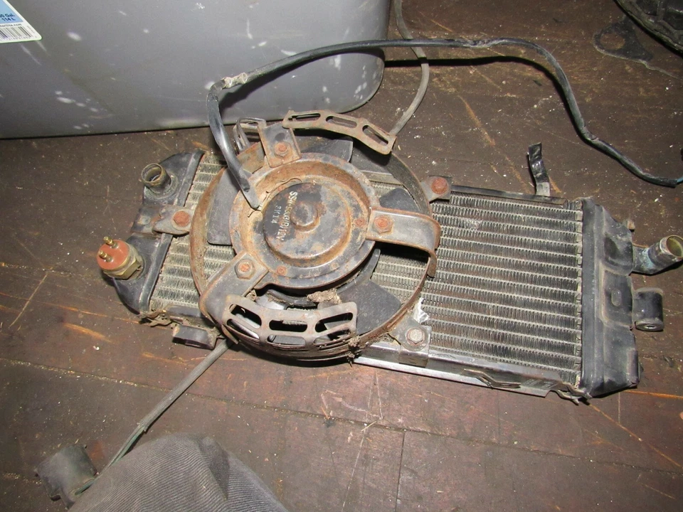 Honda VT700 1984 sombra radiador y ventilador de refrigeración Foto 1 de 1