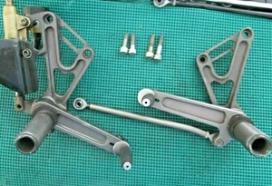 CONJUNTOS COMPLETOS DE CLAVIJAS DE PIE IZQUIERDO/DERECHO DUCATI OEM 93-07 MONSTRUO - Imagen 1 de 12